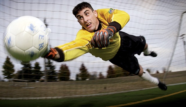 Viete aké boli prvé kopačky a futbalová lopta?